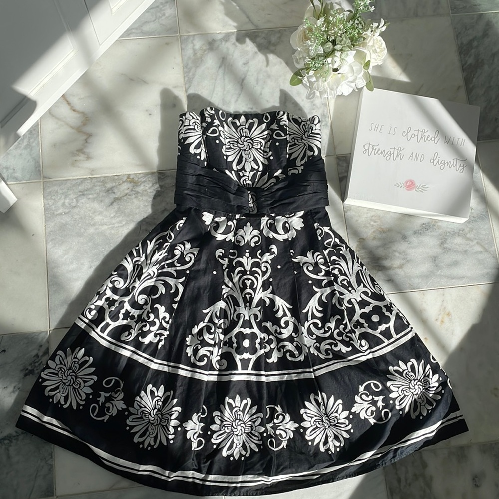 💕Lovely WHBM strapless dress 💕